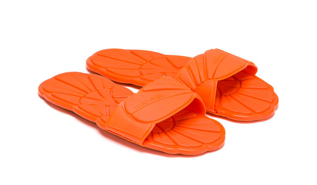 先行発売商品<br /> 価格｜3万9000円<br /> 高さ｜ 0.5cm<br /> 素材｜ ラバー<br /> カラー｜ピンク、レッド、ネイビー、オレンジ、パープル、ブルー、グリーン（全7色）<br />