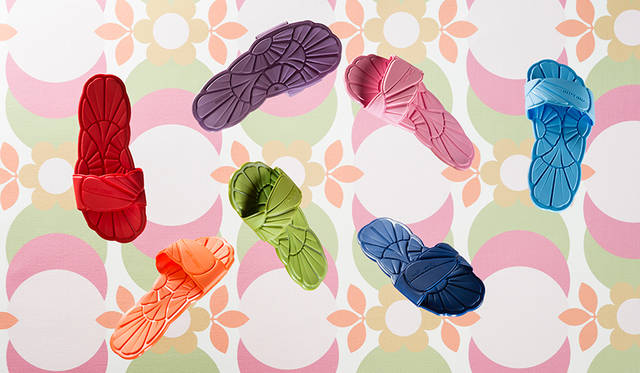 先行発売商品<br /> 価格｜8万7000円<br /> 高さ｜0.5cm<br /> 素材｜エナメル（羊革）とビニール<br /> カラー｜グリーン（全1色）<br />