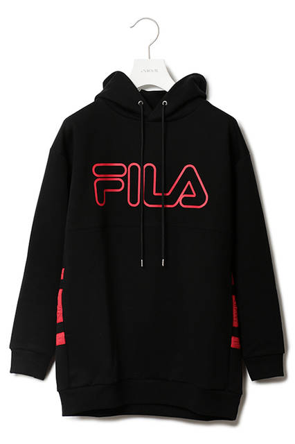 <strong>フーデッドパーカ</strong><br />テッキーなボンディング素材を使用したボリュームシルエットのフーデッドパーカ。ストリートモードテイストのストロングな配色がポイント。ポケットもオーセンティックなカンガルータイプでなく、サイドにシャープなシームポケットを開けることでクリーンな印象に。バックの異素材切り替えはテニスプレーヤーGuillermo Vilas （ギリェルモ・ビラス）のシグネチャーモデルに採用されていたラインをデザイン化したもの。）<br />フーデッドパーカ｜1万8000円（税別））<br />