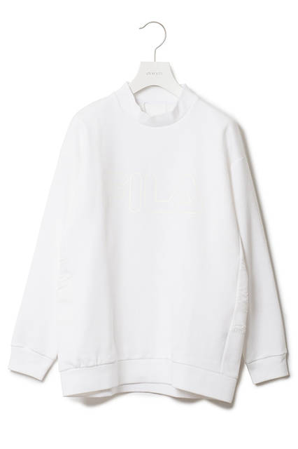 <strong>モックネックロングスリーブ</strong><br />表面が鹿の子、裏面がスムースのダブルジャージを使用した、今までにない長袖Tシャツ。ワントーンの配色でミニマルな印象に仕上がっている。絶妙なリブの太さのネック周りとドロップショルダーでボクシーなシルエットが特徴。バックの異素材切り替えはテニスプレーヤーGuillermo Vilas （ギリェルモ・ビラス）のシグネチャーモデルに採用されていたラインをデザイン化したもの。）<br />モックネックロングスリーブ｜1万4000円（税別））<br />