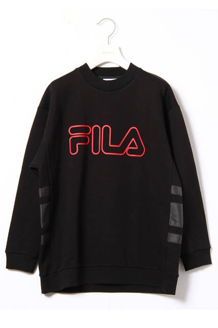 <strong>モックネックロングスリーブ</strong><br />表面が鹿の子、裏面がスムースのダブルジャージを使用した、今までにない長袖Tシャツ。ワントーンの配色でミニマルな印象に仕上がっている。絶妙なリブの太さのネック周りとドロップショルダーでボクシーなシルエットが特徴。バックの異素材切り替えはテニスプレーヤーGuillermo Vilas （ギリェルモ・ビラス）のシグネチャーモデルに採用されていたラインをデザイン化したもの。）<br />モックネックロングスリーブ｜1万4000円（税別））<br />