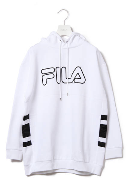 <strong>フーデッドパーカ</strong><br />テッキーなボンディング素材を使用したボリュームシルエットのフーデッドパーカ。ストリートモードテイストのストロングな配色がポイント。ポケットもオーセンティックなカンガルータイプでなく、サイドにシャープなシームポケットを開けることでクリーンな印象に。バックの異素材切り替えはテニスプレーヤーGuillermo Vilas （ギリェルモ・ビラス）のシグネチャーモデルに採用されていたラインをデザイン化したもの。）<br />フーデッドパーカ｜1万8000円（税別））<br />