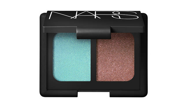 <strong>NARS デュオアイシャドー</strong><br /> フランソワ・ナーズが組み合わせたユニークなカラーコンビネーションのデュオアイシャドー。<br /> 【新⾊1種・限定⾊1種】<br /> 価格｜各4536円<br />