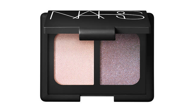 <strong>NARS デュオアイシャドー</strong><br /> フランソワ・ナーズが組み合わせたユニークなカラーコンビネーションのデュオアイシャドー。<br /> 【新⾊1種・限定⾊1種】<br /> 価格｜各4536円<br />