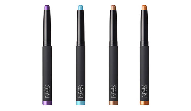 <strong>NARS ベルベットシャドースティック</strong><br /> ベルベットな質感のなめらかなテクスチャーで描きやすく、使いやすい繰り出し式のスティックタイプ。<br /> 【新⾊2⾊・限定2⾊】<br /> 価格｜各3564円<br />
