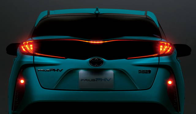 リヤスポイラーのハイマウントストップランプやリヤコンビネーションランプはLED