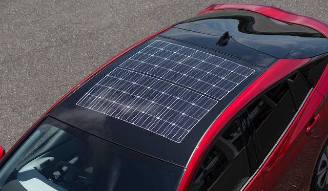 ルーフに備わる、ソーラー充電システム