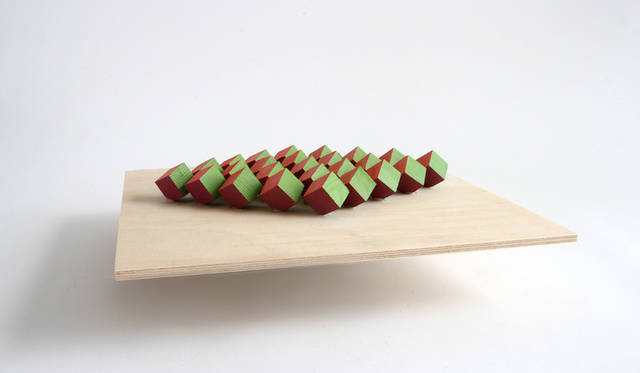 静的でありながら、視点によって可変にも見える構造体<br>作品名｜STRUCTURAL COLOR – STATIC YET CHANGING<br>受賞者｜ジェシカ・フーグラー（Jessica Fügler）／アメリカ<br>メンター｜エレナ・マンフェルディーニ