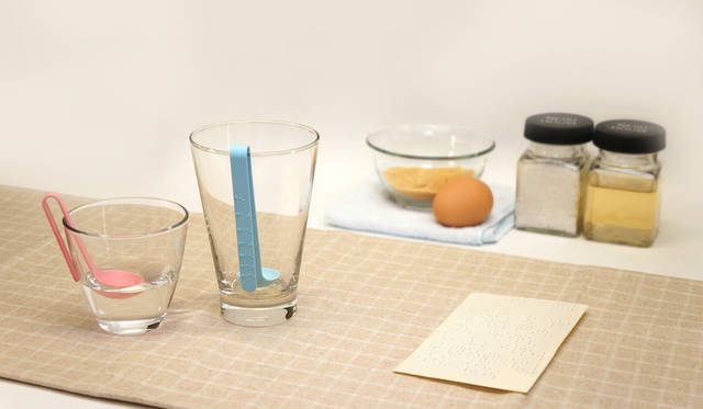 目に見えないが、触覚目盛で計量が可能な視覚障害者のためのスプーン<br>作品名｜BUOYANT MEASURING SPOON FOR THE BLIND<br>受賞者｜ユージン・パーク（Eunjin Park）／韓国