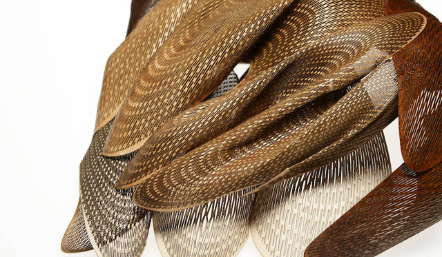 伝統技法と現代のテクノロジーを使い、通常使い捨てられるものを付加価値を付けて生まれ変わらせた素材<br>作品名｜THE LANDSCAPE OF PAPER<br>受賞者｜前田 邦子／日本