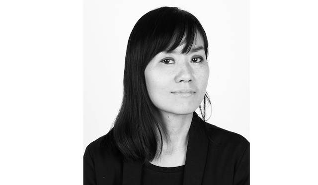 伝統技法と現代のテクノロジーを使い、通常使い捨てられるものを付加価値を付けて生まれ変わらせた素材<br>作品名｜THE LANDSCAPE OF PAPER<br>受賞者｜前田 邦子／日本