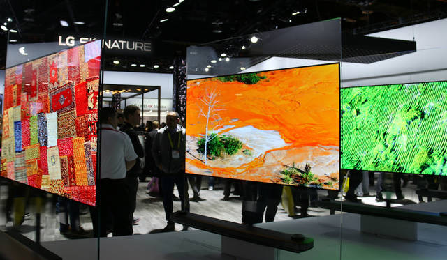 SIGNATURE はLGエレクトロニクスのプレミアムブランド。これはその新シリーズである有機ELテレビ「OLED TV W」。パネルの厚さはわずか2.57mmである。