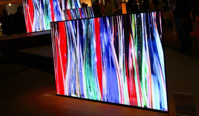 ソニーが発表した有機EL　4Kテレビ「BRAVIA A1Eシリーズ」。背面に振動を生成するアクチュエータが内蔵されており、音声信号と連動しディスプレイ全体を振動させて音を発生する仕組みだ。
