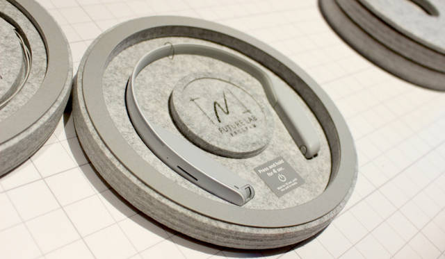 こちらもソニー「Future Lab Program」による参考展示から。ネックバンドスタイルのヘッドホン。耳を塞がずにリスニングができる。音漏れは極めて少ない。かつボイスコマンドも可能。