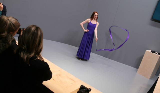 ソニーはミラーレス一眼カメラの最上位機種「α6500」や約24コマ/秒の高速連写を誇る「RX100V」を発表。モデルによる撮影セッションが設けられた。