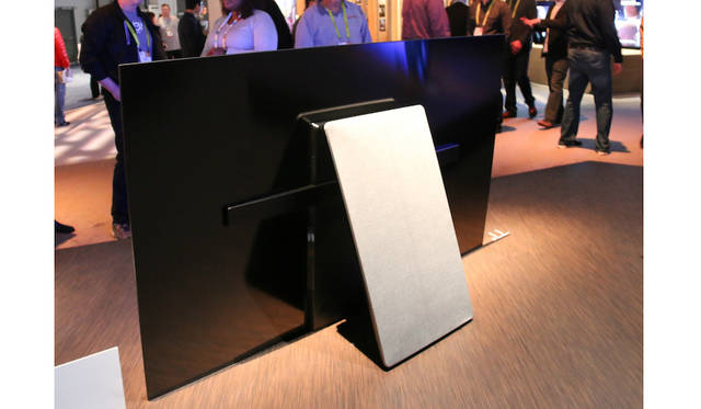 ソニーが発表した有機EL　4Kテレビ「BRAVIA A1Eシリーズ」。リアビューもシンプルかつクールである。