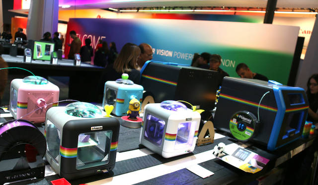 ポラロイドが公開した新型3Dプリンター「PLN1」。キューブ状のボディサイズは僅か27×27×27cm。最大で12×12×12cmの立体を製作できる。