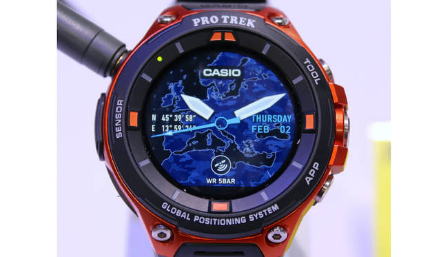 カシオ「WSD-F20」はOSにAndroid Wear 2.0を採用し、低消費電力のGPSとオフラインでも使用できるカラー地図を備える。