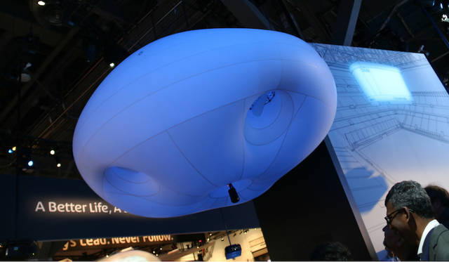 パナソニックはドローンと大型風船を融合した「バルーンカム」を紹介。360°カメラで上空から撮影が可能。スポーツやイベントなどでの利用を提案している。