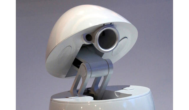 パナソニックが参考展示した「たまご型卓上パートナーロボット」。殻の中にあるプロジェクタで映像を投影できる。サーボ制御技術により、人間が操っているようなスムーズな動きを実現した。