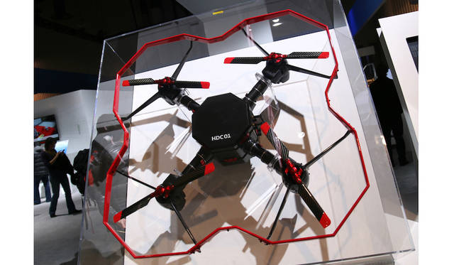 デンソーは道路橋梁などのインフラ点検用に開発したドローンを披露した。2016年に発表されたもので、プロペラのピッチ角と回転数を４翼連動姿勢制御している。