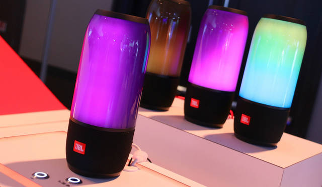 JBLの高機能スピーカー「PULSE3」。従来型に装備されていたプリズムカラーセンサーや防水機能に加え、今回は360°ステレオサウンドを実現した。