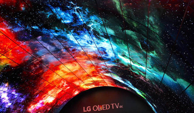 LGエレクトロニクスは、多数の画面をアーチ状に配置したシアタースペースで4Kの高輝度技術をアピールした。