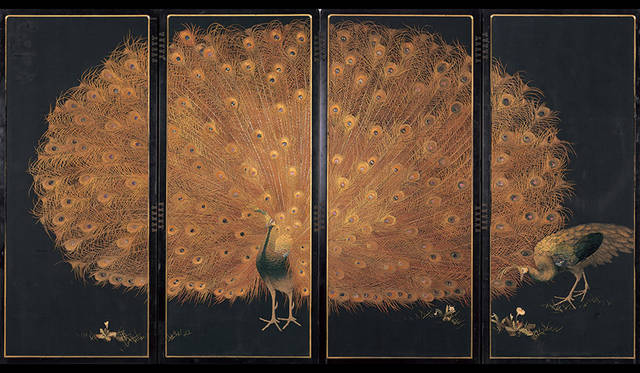 十二代西村總左衛門《孔雀図》　京都国立近代美術館蔵　制作年：1900-1910年　素材・技法：絹糸、刺繍、屏風　撮影：木村羊一