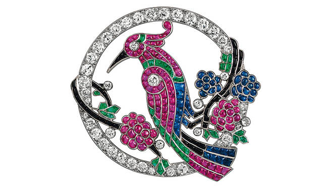 《バード クリップ》　ヴァン クリーフ＆アーペル コレクション　制作年：1924年　素材・技法：プラチナ、エメラルド、サファイア、ルビー、オニキス、ダイヤモンド　Patricks Gries © Van Cleef & Arpels