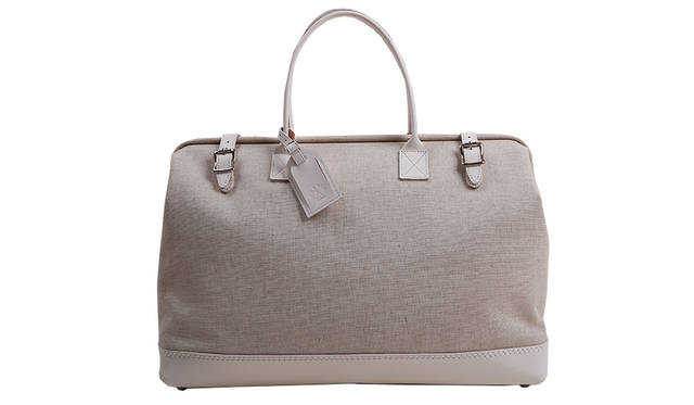 <strong>TRAVER HAMBURG </strong><br> SIZE｜H35cm×W50cm×D15cm<br> 価格｜5万6160円