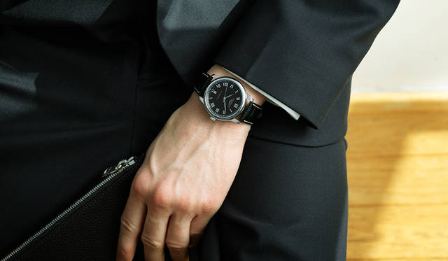 <strong>ロンジン マスターコレクション</strong><br>「このモデルの特徴は黒い文字盤。白いものに比べるとワイルドで強い印象です。これに、オーソドックスなネイビーのスーツに白いシャツというクリーンなコーディネートに合わせることで、ちょっと不良性を感じさせるバランスが面白いのでは。紺と白の堅いスーツに少しの変化をつけて崩してみてください」<br>ジャケット5万9000円、シャツ1万9000円、パンツ3万3000円（以上A.P.C.）、シューズ11万円（J.M. WESTON）、その他スタイリスト私物<BR><BR>Ref.｜L2.628.4.51.7 <br>ムーブメント｜自動巻き(Cal.L888) <br>パワーリザーブ｜64時間<br>ケース｜SS<br>ケース径｜38.5mm <br>文字盤｜ブラックのバーリーコーン柄ダイアル <br>ケースバック｜シースルー <br>ストラップ|ブラックアリゲーター <br>防水｜3気圧<br>価格｜22万9000円(税別)