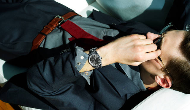 <strong>ロンジン マスターコレクション</strong><br>「アメリカンな印象のヴィンテージシャツをスーツに合わせる提案です。例えばカジュアルデーにノータイで会社に行くのではなく、こういうワイルドなウェスタンシャツにニットタイを締めていたらカッコいい。時計の文字盤がグレーなので全体をグレートーンでソリッドな組み合わせにしています。ワーキングクラスなサボタージュ系の雰囲気が、ミニマムな時計との組み合わせの妙になっているのでは」<br>ジャケット5万9000円、パンツ1万9000円（ともにA.P.C.）、その他スタイリスト私物<br><BR>Ref.｜L2.793.4.71.6 <br>ムーブメント｜自動巻き(Cal.L888) <br>パワーリザーブ｜64時間 <br>ケース&ブレスレット｜SS <br>ケース径｜40mm <br>文字盤｜グレーのサンレイダイアル <br>ケースバック｜シースルー <br>防水｜3気圧 <br>価格｜23万8000円(税別)