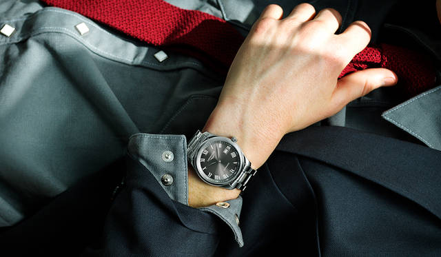 <strong>ロンジン マスターコレクション</strong><br>「アメリカンな印象のヴィンテージシャツをスーツに合わせる提案です。例えばカジュアルデーにノータイで会社に行くのではなく、こういうワイルドなウェスタンシャツにニットタイを締めていたらカッコいい。時計の文字盤がグレーなので全体をグレートーンでソリッドな組み合わせにしています。ワーキングクラスなサボタージュ系の雰囲気が、ミニマムな時計との組み合わせの妙になっているのでは」<br>ジャケット5万9000円、パンツ1万9000円（ともにA.P.C.）、その他スタイリスト私物<br><BR>Ref.｜L2.793.4.71.6 <br>ムーブメント｜自動巻き(Cal.L888) <br>パワーリザーブ｜64時間 <br>ケース&ブレスレット｜SS <br>ケース径｜40mm <br>文字盤｜グレーのサンレイダイアル <br>ケースバック｜シースルー <br>防水｜3気圧 <br>価格｜23万8000円(税別)