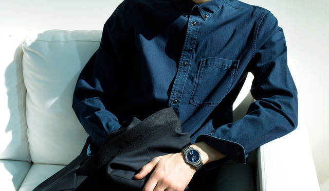 <strong>ロンジン マスターコレクション</strong><br>「オフで着るスーツの提案なのでノータイです。インディゴブルーのシャツは、文字盤のネイビーに合わせて、ジャケットとすべてネイビー一色で統一しました。ネイビーが好きな男性は多いと思いますが、どこかアーティスティックに見えるカラーですね。ただ、知性が求められる難しいカラーでもあるので、さらっとスーツにワントーンで着るとカッコよく決まるはず」<br>ジャケット5万9000円、シャツ2万円（ともにA.P.C.）その他スタイリスト私物<br><BR>Ref.｜L2.628.4.92.6 <br>ムーブメント｜自動巻き(Cal.L888) <br>パワーリザーブ｜64時間 <br>ケース&ブレスレット｜SS <br>ケース径｜38.5mm <br>文字盤｜ブルーのサンレイダイアル <br>ケースバック｜シースルー <br>防水｜3気圧 <br>価格｜22万9000円(税別)