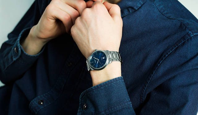 <strong>ロンジン マスターコレクション</strong><br>「オフで着るスーツの提案なのでノータイです。インディゴブルーのシャツは、文字盤のネイビーに合わせて、ジャケットとすべてネイビー一色で統一しました。ネイビーが好きな男性は多いと思いますが、どこかアーティスティックに見えるカラーですね。ただ、知性が求められる難しいカラーでもあるので、さらっとスーツにワントーンで着るとカッコよく決まるはず<br>ジャケット5万9000円、シャツ2万円（ともにA.P.C.）その他スタイリスト私物<br><BR>Ref.｜L2.628.4.92.6 <br>ムーブメント｜自動巻き(Cal.L888) <br>パワーリザーブ｜64時間 <br>ケース&ブレスレット｜SS <br>ケース径｜38.5mm <br>文字盤｜ブルーのサンレイダイアル <br>ケースバック｜シースルー <br>防水｜3気圧 <br>価格｜22万9000円(税別)