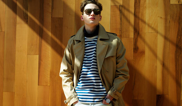 <strong>ラ グラン クラシック ドゥ ロンジン</strong><br>「トレンチにボーダーTという、爽やかでクリーンなスタイル。首元はネイビーのタートルを重ね、デニムはちょっとグレーがかったものを合わせています。これで真っ白すぎるとセーラーマンになってしまうので、少しラフなテイストをプラスしています。軽やかなトレンチコートにエレガントな時計、というコントラストが好きです。イメージはザ・スタイル・カウンシルのアルバム『カフェ・ブリュ』のポール・ウェラー！」<br>トレンチコート8万9000円、パンツ2万3000円（ともにA.P.C.）、ボーダーTシャツ1万1000円、タートルネックカットソー1万2000円（ともにSUNSPEL）その他スタイリスト私物<br><BR>Ref.｜L4.908.4.71.2<br>ムーブメント｜自動巻き(Cal.L591) <br>パワーリザーブ｜40時間<br>ケース｜SS<br>ケース径｜36mm <br>文字盤｜シルバーフリンケ <br>ケースバック｜シースルー <br>ストラップ｜ブラックアリゲーター <br>防水｜3気圧 <br>価格｜18万5000円(税別)