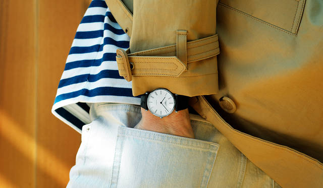 <strong>ラ グラン クラシック ドゥロンジン</strong><br>「トレンチにボーダーTという、爽やかでクリーンなスタイル。首元はネイビーのタートルを重ね、デニムはちょっとグレーがかったものを合わせています。これで真っ白すぎるとセーラーマンになってしまうので、少しラフなテイストをプラスしています。軽やかなトレンチコートにエレガントな時計、というコントラストが好きです。イメージはザ・スタイル・カウンシルのアルバム『カフェ・ブリュ』のポール・ウェラー！」<br>トレンチコート8万9000円、パンツ2万3000円（ともにA.P.C.）、ボーダーTシャツ1万1000円、タートルネックカットソー1万2000円（ともにSUNSPEL）その他スタイリスト私物<br><BR>Ref.｜L4.908.4.71.2<br>ムーブメント｜自動巻き(Cal.L591) <br>パワーリザーブ｜40時間<br>ケース｜SS<br>ケース径｜36mm <br>文字盤｜シルバーフリンケ <br>ケースバック｜シースルー <br>ストラップ｜ブラックアリゲーター <br>防水｜3気圧 <br>価格｜18万5000円(税別)