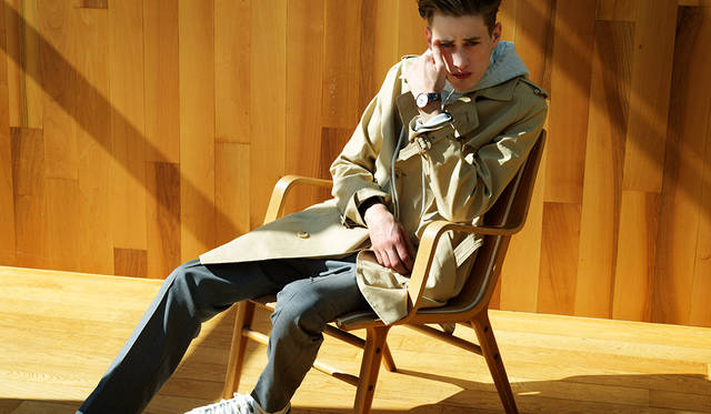 <strong>ラ グラン クラシック ドゥ ロンジン</strong><br>「フーデッドパーカにスラックス、足元はスニーカーといういわゆる“普通”のコーディネートですが、これにトレンチコートを羽織るとなんだか色っぽい。スーツの上ではなく、パーカに重ねることで頑張りすぎないこなれた王道スタイルに。ケースのゴールドがカジュアルの中にいいアクセントになっていると思います」<br>トレンチコート8万9000円、フーデッドパーカ2万2000円（ともにA.P.C.）、タートルネックカットソー1万2000円（SUNSPEL）、スラックスパンツ2万8000円（GTA）、スニーカー1万4000円（adidas）その他スタイリスト私物<br><BR>Ref.｜L4.755.1.91.2<br>ムーブメント｜クオーツ(Cal.L420) <br>ケース｜ローズゴールドPVDを施したSS <br>ケース径｜36mm <br>文字盤｜ホワイトラッカー <br>ストラップ｜ブラックアリゲーター <br>防水｜3気圧 <br>価格｜14万9000円(税別)