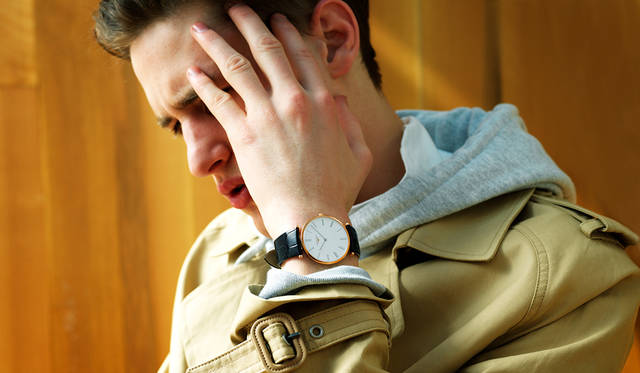 <strong>ラ グラン クラシック ドゥ ロンジン</strong><br>「フーデッドパーカにスラックス、足元はスニーカーといういわゆる“普通”のコーディネートですが、これにトレンチコートを羽織るとなんだか色っぽい。スーツの上ではなく、パーカに重ねることで頑張りすぎないこなれた王道スタイルに。ケースのゴールドがカジュアルの中にいいアクセントになっていると思います」<br>トレンチコート8万9000円、フーデッドパーカ2万2000円（ともにA.P.C.）、タートルネックカットソー1万2000円（SUNSPEL）、スラックスパンツ2万8000円（GTA）、スニーカー1万4000円（adidas）その他スタイリスト私物<br><BR>Ref.｜L4.755.1.91.2<br>ムーブメント｜クオーツ(Cal.L420) <br>ケース｜ローズゴールドPVDを施したSS <br>ケース径｜36mm <br>文字盤｜ホワイトラッカー <br>ストラップ｜ブラックアリゲーター <br>防水｜3気圧 <br>価格｜14万9000円(税別)