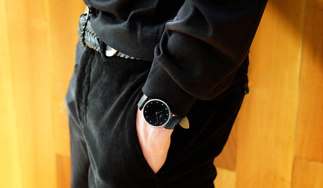 <strong>ラ グラン クラシック ドゥ ロンジン</strong><br>「黒の文字盤にダイヤがあしらわれた煌びやかなモデルには、黒いタートルと黒いコーデュロイパンツにトレンチを合わせてシックにまとめました。とっておきの夜のためのコーディネートです。メッシュのベルトを合わせるなど自然なオーガニック感を出して、意外性を演出してみました」<br>トレンチコート8万9000円（A.P.C.）、ベルト4万8000円（J&M DAVIDSON）、その他スタイリスト私物<br><BR>Ref.｜L4.755.4.58.2 <br>ムーブメント｜クオーツ(Cal.L420) <br>ケース｜SS<br>ケース径｜36mm <br>文字盤｜ブラックラッカー <br>インデックス｜ 12ポイントのダイヤモンド <br>ストラップ｜ブラックアリゲーター <br>防水｜3気圧<br>価格｜17万2000円(税別)