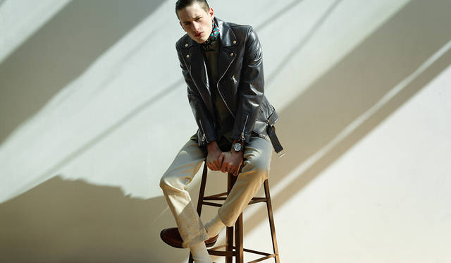 <strong>コンクェスト</strong><br>「オリーブのシャツに生成りのピケのファイブポケットパンツ。それに焦げ茶色のブーツ。ミリタリーシャツをワイルドにそのまま着るのではなく、第一ボタンまで留めて、首元にスカーフを巻いてドレッシーに着こなしているのがポイント。タフで無骨なスタイルに、シルバーの文字盤のクリーンな時計を。この対比を遊び感覚で取り入れてみてください」<br>ホースレザーダブルライダース13万8000円（CINQUANTA）、シャツ2万2000円（WOOLRICH）、パンツ1万2000円（BEAMS PLUS）、スカーフ1万4000円（A.P.C.）その他スタイリスト私物<BR><BR>Ref｜L3.776.4.76.6 <br>ムーブメント｜自動巻き(Cal.L888) <br>パワーリザーブ｜64時間 <br>ケース&ブレスレット｜SS <br>ケース径｜39mm<br>防水｜30気圧 <br>蓄光材｜スーパールミノヴァ © <br>価格｜14万円(税別)