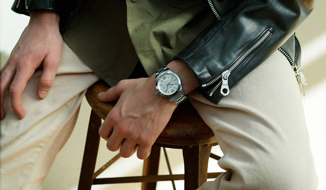 <strong>コンクェスト</strong><br>「オリーブのシャツに生成りのピケのファイブポケットパンツ。それに焦げ茶色のブーツ。ミリタリーシャツをワイルドにそのまま着るのではなく、第一ボタンまで留めて、首元にスカーフを巻いてドレッシーに着こなしているのがポイント。タフで無骨なライダーススタイルに、シルバーの文字盤のクリーンな時計を。この対比を遊び感覚で取り入れてみてください」<br>ホースレザーダブルライダース13万8000円（CINQUANTA）、シャツ2万2000円（WOOLRICH）、パンツ1万2000円（BEAMS PLUS）、スカーフ1万4000円（A.P.C.）その他スタイリスト私物<BR><BR>Ref｜L3.776.4.76.6 <br>ムーブメント｜自動巻き(Cal.L888) <br>パワーリザーブ｜64時間 <br>ケース&ブレスレット｜SS <br>ケース径｜39mm<br>防水｜30気圧 <br>蓄光材｜スーパールミノヴァ © <br>価格｜14万円(税別)