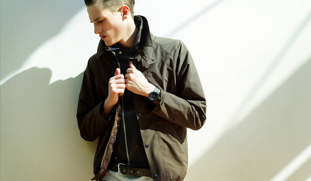 <strong>コンクェスト</strong><br>「アウトドアな印象のカジュアルなブルゾンを上に羽織って、ライダースをインナーとして着るコーディネートの提案です。シャツ感覚なのでライダースの前は締めて。ライダースというワイルドなアイテムを身に着けながら、ヘアはドレッシーにセットして、デリケートで繊細なムードを漂わせてみました。シックな黒い文字盤といいバランスがとれているのではないでしょうか」<br>ホースレザーダブルライダース13万8000円（CINQUANTA）、上に着たジャケット3万6000円（Barbour）、シャツ2万2000円（WOOLRICH）、パンツ1万2000円（BEAMS PLUS）、その他スタイリスト私物<br><BR>Ref.｜L3.776.4.58.6 <br>ムーブメント｜自動巻き(Cal.L888) <br>パワーリザーブ｜64時間 <br>ケース&ブレスレット｜SS <br>ケース径｜39mm<br>防水｜30気圧 <br>蓄光材｜スーパールミノヴァ © <br>価格｜14万円(税別)