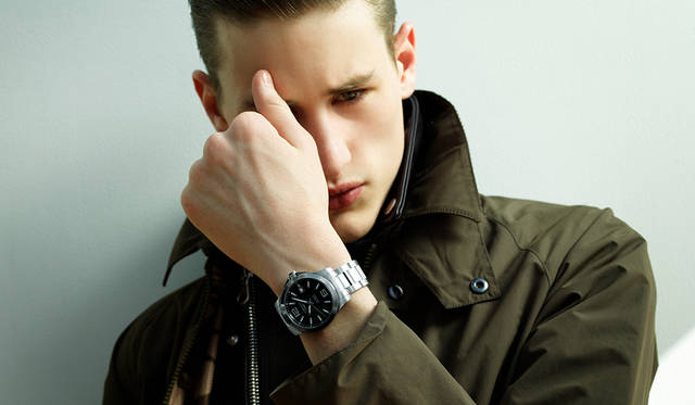 <strong>コンクェスト</strong><br>「アウトドアな印象のカジュアルなブルゾンを上に羽織って、ライダースをインナーとして着るコーディネートの提案です。シャツ感覚なのでライダースの前は締めて。ライダースというワイルドなアイテムを身に着けながら、ヘアはドレッシーにセットして、デリケートで繊細なムードを漂わせてみました。シックな黒い文字盤といいバランスがとれているのではないでしょうか」<br>ホースレザーダブルライダース13万8000円（CINQUANTA）、上に着たジャケット3万6000円（Barbour）、シャツ2万2000円（WOOLRICH）、パンツ1万2000円（BEAMS PLUS）、その他スタイリスト私物<br><BR>Ref.｜L3.776.4.58.6 <br>ムーブメント｜自動巻き(Cal.L888) <br>パワーリザーブ｜64時間 <br>ケース&ブレスレット｜SS <br>ケース径｜39mm<br>防水｜30気圧 <br>蓄光材｜スーパールミノヴァ © <br>価格｜14万円(税別)