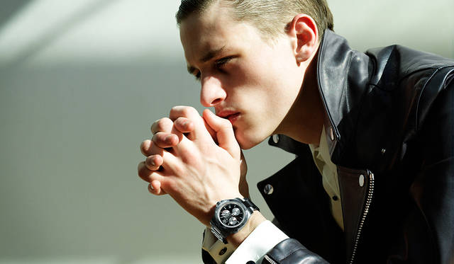 <strong>コンクェスト</strong><br>「時計はクロノグラフですが、ダブルカフスのドレスシャツを着て、ライダースをタキシードジャケット代わりにしたドレスな着こなしです。カフスが時計と合うなと思ったのですが、これにタキシードだとトゥーマッチになってしまうので、ライダースが一役買ってくれるわけです。太めの黒いパンツを合わせるのが今の気分ですね」<br>ホースレザーダブルライダース13万8000円（CINQUANTA）、その他スタイリスト私物<br><BR>Ref.｜L3.701.4.56.6<br>ムーブメント｜クオーツ・クロノグラフ (Cal.L441)<br>インダイアル ｜テーブル (A とC) およびセカンドタイミングカウンター(2時位置)、PTS/secペナルティカウンター(10時位置)、スモールセコンド(6時位置) センター針|クロノグラフ針(シルバー)、 45秒カウントダウン針(レッド)<br>ケース&ブレスレット｜SS<br>ケース径｜41mm<br>防水｜5気圧<br>蓄光材｜スーパールミノヴァ ©<br>価格｜19万円(税別)