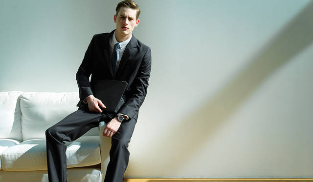 <strong>ロンジン マスターコレクション</strong><br>「このモデルの特徴は黒い文字盤。白いものに比べるとワイルドで強い印象です。これに、オーソドックスなネイビーのスーツに白いシャツというクリーンなコーディネートに合わせることで、ちょっと不良性を感じさせるバランスが面白いのでは。紺と白の堅いスーツに少しの変化をつけて崩してみてください」<br>ジャケット5万9000円、シャツ1万9000円、パンツ3万3000円（以上A.P.C.）、シューズ11万円（J.M. WESTON）、その他スタイリスト私物<BR><BR>Ref.｜L2.628.4.51.7 <br>ムーブメント｜自動巻き(Cal.L888) <br>パワーリザーブ｜64時間<br>ケース｜SS<br>ケース径｜38.5mm <br>文字盤｜ブラックのバーリーコーン柄ダイアル <br>ケースバック｜シースルー <br>ストラップ|ブラックアリゲーター <br>防水｜3気圧<br>価格｜22万9000円(税別)