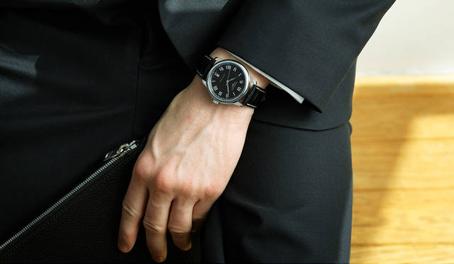 <strong>ロンジン マスターコレクション</strong><br>「このモデルの特徴は黒い文字盤。白いものに比べるとワイルドで強い印象です。これに、オーソドックスなネイビーのスーツに白いシャツというクリーンなコーディネートに合わせることで、ちょっと不良性を感じさせるバランスが面白いのでは。紺と白の堅いスーツに少しの変化をつけて崩してみてください」<br>ジャケット5万9000円、シャツ1万9000円、パンツ3万3000円（以上A.P.C.）、シューズ11万円（J.M. WESTON）、その他スタイリスト私物<BR><BR>Ref.｜L2.628.4.51.7 <br>ムーブメント｜自動巻き(Cal.L888) <br>パワーリザーブ｜64時間<br>ケース｜SS<br>ケース径｜38.5mm <br>文字盤｜ブラックのバーリーコーン柄ダイアル <br>ケースバック｜シースルー <br>ストラップ|ブラックアリゲーター <br>防水｜3気圧<br>価格｜22万9000円(税別)