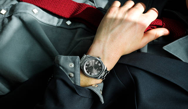 <strong>ロンジン マスターコレクション</strong><br>「アメリカンな印象のヴィンテージシャツをスーツに合わせる提案です。例えばカジュアルデーにノータイで会社に行くのではなく、こういうワイルドなウェスタンシャツにニットタイを締めていたらカッコいい。時計の文字盤がグレーなので全体をグレートーンでソリッドな組み合わせにしています。ワーキングクラスなサボタージュ系の雰囲気が、ミニマムな時計との組み合わせの妙になっているのでは」<br>ジャケット5万9000円、パンツ1万9000円（ともにA.P.C.）、その他スタイリスト私物<br><BR>Ref.｜L2.793.4.71.6 <br>ムーブメント｜自動巻き(Cal.L888) <br>パワーリザーブ｜64時間 <br>ケース&ブレスレット｜SS <br>ケース径｜40mm <br>文字盤｜グレーのサンレイダイアル <br>ケースバック｜シースルー <br>防水｜3気圧 <br>価格｜23万8000円(税別)