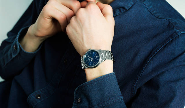 <strong>ロンジン マスターコレクション</strong><br>「オフで着るスーツの提案なのでノータイです。インディゴブルーのシャツは、文字盤のネイビーに合わせて、ジャケットとすべてネイビー一色で統一しました。ネイビーが好きな男性は多いと思いますが、どこかアーティスティックに見えるカラーですね。ただ、知性が求められる難しいカラーでもあるので、さらっとスーツにワントーンで着るとカッコよく決まるはず<br>ジャケット5万9000円、シャツ2万円（ともにA.P.C.）その他スタイリスト私物<br><BR>Ref.｜L2.628.4.92.6 <br>ムーブメント｜自動巻き(Cal.L888) <br>パワーリザーブ｜64時間 <br>ケース&ブレスレット｜SS <br>ケース径｜38.5mm <br>文字盤｜ブルーのサンレイダイアル <br>ケースバック｜シースルー <br>防水｜3気圧 <br>価格｜22万9000円(税別)