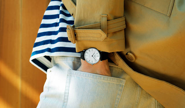 <strong>ラ グラン クラシック ドゥ ロンジン</strong><br>「トレンチにボーダーTという、爽やかでクリーンなスタイル。首元はネイビーのタートルを重ね、デニムはちょっとグレーがかったものを合わせています。これで真っ白すぎるとセーラーマンになってしまうので、少しラフなテイストをプラスしています。軽やかなトレンチコートにエレガントな時計、というコントラストが好きです。イメージはザ・スタイル・カウンシルのアルバム『カフェ・ブリュ』のポール・ウェラー！」<br> トレンチコート8万9000円、パンツ2万3000円（ともにA.P.C.）、ボーダーTシャツ1万1000円、タートルネックカットソー1万2000円（ともにSUNSPEL）その他スタイリスト私物<br><BR>Ref.｜L4.908.4.71.2<br>ムーブメント｜自動巻き(Cal.L591) <br>パワーリザーブ｜40時間<br>ケース｜SS<br>ケース径｜36mm <br>文字盤｜シルバーフリンケ <br>ケースバック｜シースルー <br>ストラップ｜ブラックアリゲーター <br>防水｜3気圧 <br>価格｜18万5000円(税別)